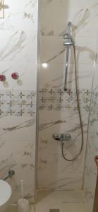 La salle de bains est pourvue d'une douche et d'un lavabo. dans l'établissement AKÇAY LEMAN OTEL, à Edremit