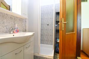 Un baño con lavabo y ducha en Apartment Kanfanar 2325, en Kanfanar 8 fotos más