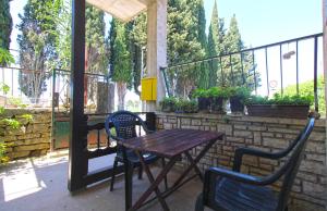 Una mesa y sillas de madera en un patio. en Apartment Kanfanar 2325, en Kanfanar