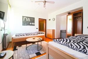 una sala de estar con dos camas y una mesa en Apartment Kanfanar 2325, en Kanfanar