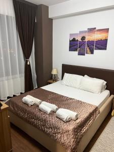 a bedroom with a bed with towels on it at ZENSTAY SUMMERLAND MAMAIA in Mamaia