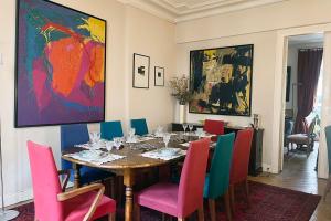 Restoranas ar kita vieta pavalgyti apgyvendinimo įstaigoje Bright And Luxurious Apt In The Heart Of Paris