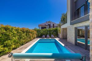 een zwembad in de achtertuin van een huis bij Apartman SIORA in Njivice