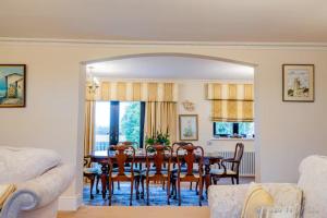 Guest Homes - Longscroft Manor في برادفورد أون آفون: غرفة طعام مع طاولة وكراسي