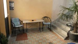 einen kleinen Tisch und zwei Stühle auf einer Terrasse in der Unterkunft Studio Apartments Dilberovic in Mostar