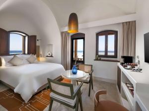 um quarto com uma cama, uma secretária e uma mesa em Movenpick Resort El Quseir em El Quseir