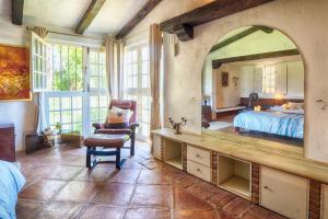 sypialnia z łóżkiem i dużym lustrem w obiekcie Pool Villa Jazmin w mieście Estepona