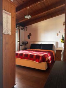 - une chambre avec un lit et une couverture tressée dans l'établissement villa Cycas, à Maratea