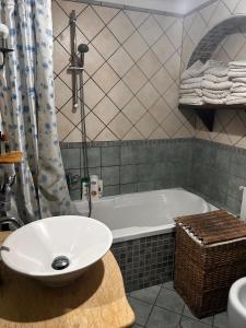 La salle de bains est pourvue d'un lavabo et d'une baignoire. dans l'établissement villa Cycas, à Maratea