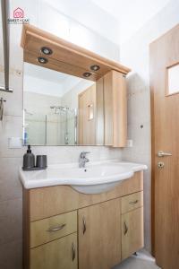 W łazience znajduje się umywalka i lustro. w obiekcie Luxury apartments' in Netanya w mieście Netanja