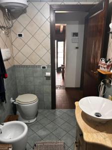 La salle de bains est pourvue de toilettes et d'un lavabo. dans l'établissement villa Cycas, à Maratea