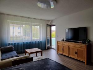 ein Wohnzimmer mit einem großen Flachbild-TV in der Unterkunft Kajüte in Timmendorfer Strand