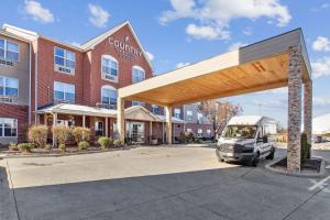 Bensenville的住宿－Country Inn & Suites by Radisson, Chicago O Hare Airport，停在大楼前停车场的卡车