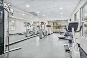 een fitnessruimte met diverse loopbanden en cardio-apparatuur bij Country Inn & Suites by Radisson, Chicago O Hare Airport in Bensenville
