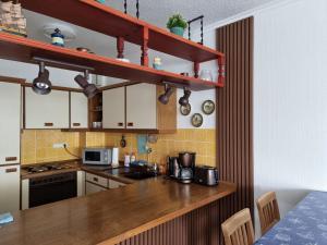 eine Küche mit einer hölzernen Arbeitsplatte in einem Zimmer in der Unterkunft Kajüte in Timmendorfer Strand