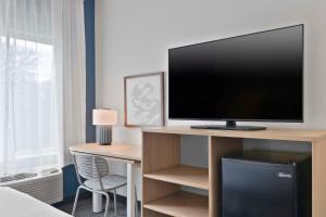 Spark by Hilton Orlando near SeaWorld的电视和/或娱乐中心