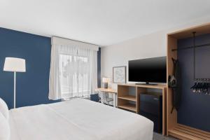 Spark by Hilton Orlando near SeaWorld的电视和/或娱乐中心