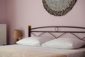 1 dormitorio con 1 cama con una corona en la pared en Pappas Family House en Nauplia