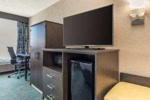 TV a/nebo společenská místnost v ubytování Comfort Inn Dallas North Love Field Airport