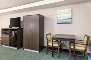 Kuchyň nebo kuchyňský kout v ubytování Comfort Inn Dallas North Love Field Airport