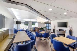 TV a/nebo společenská místnost v ubytování Comfort Inn Dallas North Love Field Airport