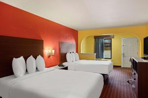 Postel nebo postele na pokoji v ubytování SureStay by Best Western Gulfport