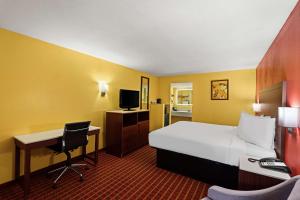 TV a/nebo společenská místnost v ubytování SureStay by Best Western Gulfport