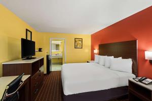 TV a/nebo společenská místnost v ubytování SureStay by Best Western Gulfport