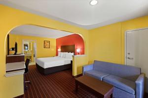 Postel nebo postele na pokoji v ubytování SureStay by Best Western Gulfport