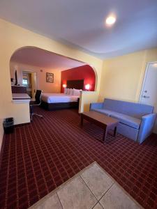 Postel nebo postele na pokoji v ubytování SureStay by Best Western Gulfport