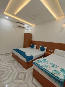 Letto o letti in una camera di Goroomgo Hotel The Nirmala Palace Ayodhya-Near Ram Mandir