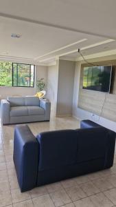 カベデロにあるVICTORY FLAT-APTO 207のソファ2脚と薄型テレビのあるリビングルーム