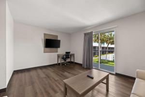 sala de estar con sofá y mesa en Quality Suites Wildwood - The Villages, en Wildwood