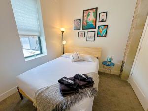 Rúm í herbergi á McCormick Place 420 friendly 3Br Family Unit for up to 8 guests with optional parking