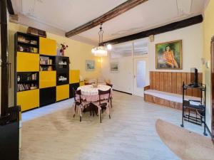 een eetkamer met een tafel en stoelen in een kamer bij La casa di Piermaria in Varazze