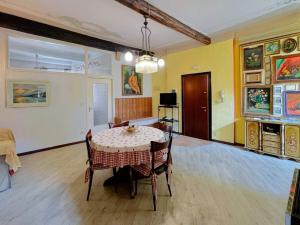 a dining room with a table and chairs at La casa di Piermaria in Varazze