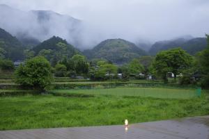 um campo de ténis num campo com montanhas ao fundo em Akizukinoyado Tsuki No Hanare em Asakura