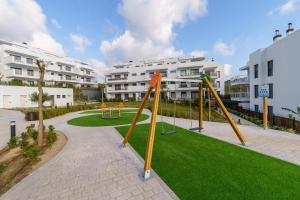 Plac zabaw dla dzieci w obiekcie Luxury La Cala With Pool - Happy Rentals