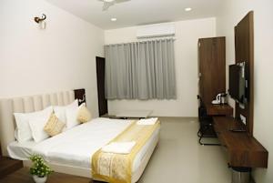 Una cama o camas en una habitación de Goroomgo Hotel The Nirmala Palace Ayodhya-Near Ram Mandir