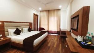Vuode tai vuoteita majoituspaikassa Goroomgo Hotel The Nirmala Palace Ayodhya-Near Ram Mandir