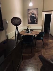 jadalnia ze stołem, krzesłami i stołem w obiekcie Apartment Abbazia w mieście Opatija +12 zdjęć