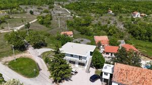 eine Luftansicht eines Hauses mit Straße in der Unterkunft Holliday House Marko in Hrvace
