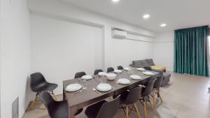 una sala da pranzo con un lungo tavolo e sedie di Apartments Summer Dreams a Lloret de Mar