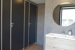 欧坎哥奥克拉露营山林小屋的一间带水槽和镜子的浴室
