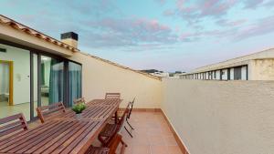 un tavolo in legno e sedie sul balcone. di Apartments Summer Dreams a Lloret de Mar