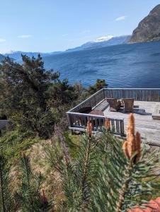 eine Holzterrasse mit Blick auf das Wasser in der Unterkunft Hardangerfjord view 2 in Kvam