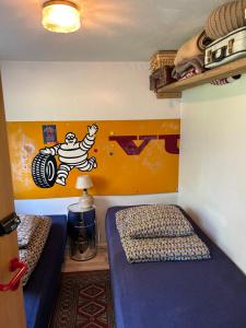 GETGYR Hostel客房内的一张或多张床位