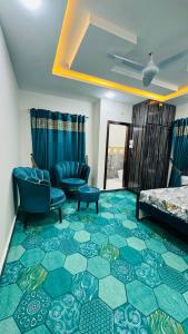 um quarto com um quarto com um piso verde em Rahat villas Apartment zing em Islamabad