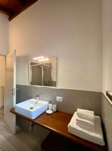 a bathroom with a sink and a mirror at Agriturismo La Vecchia Chioderia in Grandola ed Uniti