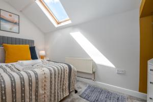 - une chambre avec un lit et une lucarne dans l'établissement Cozy 2BR | Near city | WiFi, à Cardiff